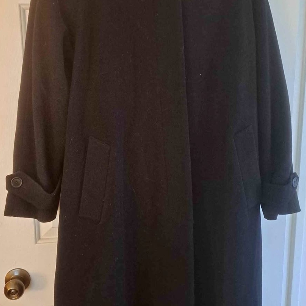 Chic Black Coat with Buttoned Sleeves